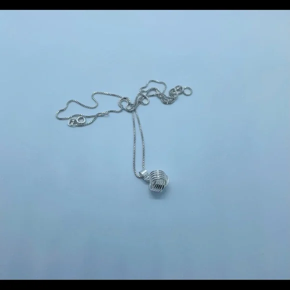 Sterling silver love knot necklace - Picture 6 of 9